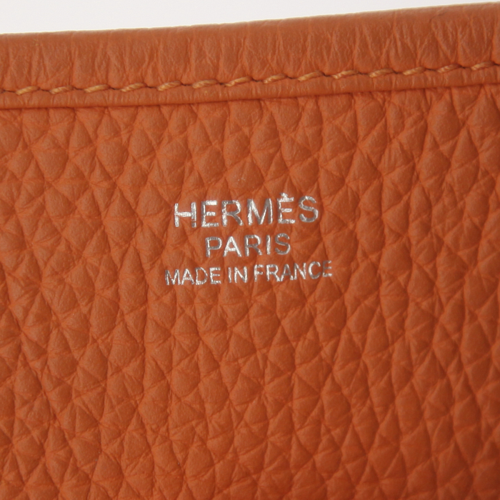 Bolso bandolera Hermes Evelyne modelo mediano en cuero togo naranja - Detail D3