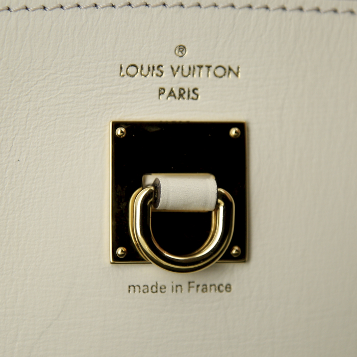 Sac à main Louis Vuitton City Steamer moyen modèle en cuir beige et vert-kaki - Detail D4