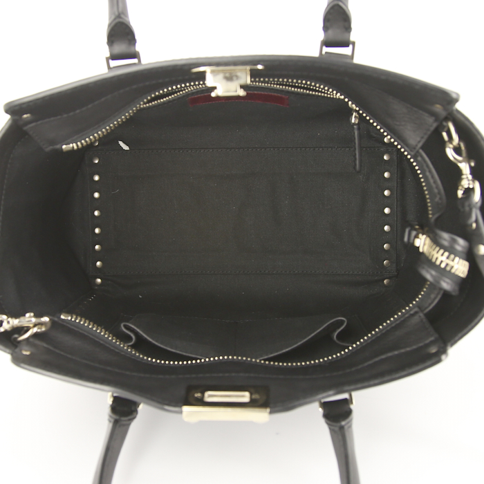 Bolso para llevar al hombro o en la mano Valentino Garavani Rockstud en cuero negro - Detail D3