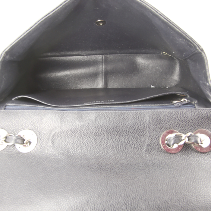 Sac à main Chanel Timeless jumbo en cuir matelassé bleu-marine - Detail D3