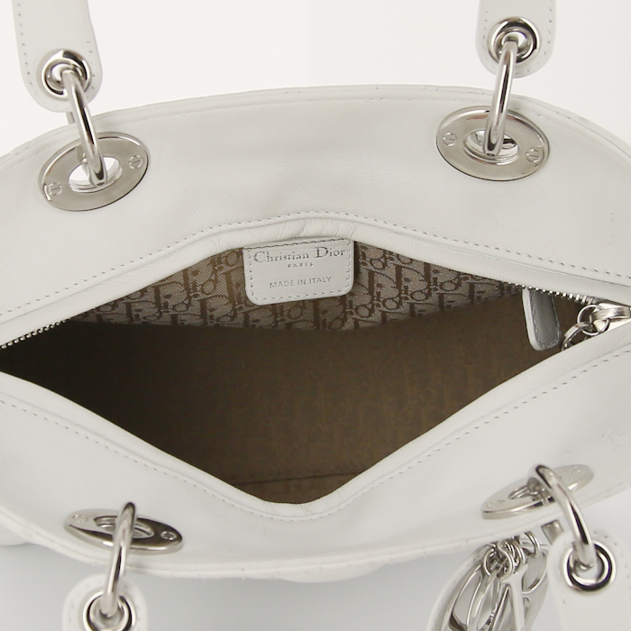 Bolso de mano Dior Lady Dior modelo mediano en cuero cannage blanco - Detail D3