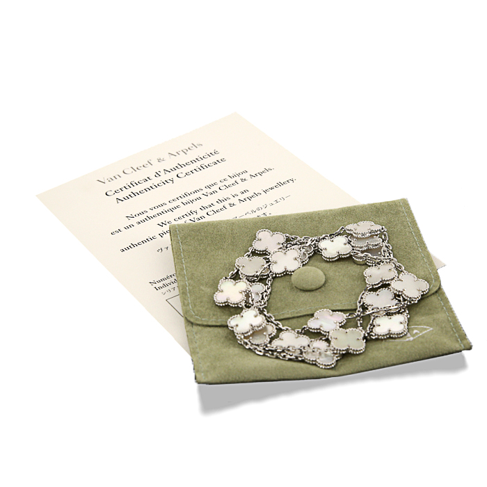 Sautoir Van Cleef & Arpels Alhambra Vintage en or blanc et nacre blanche - Detail D2