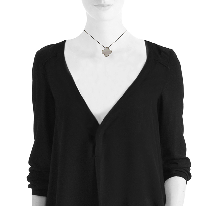 Collier Van Cleef & Arpels Magic Alhambra en or blanc et nacre blanche - Detail D1