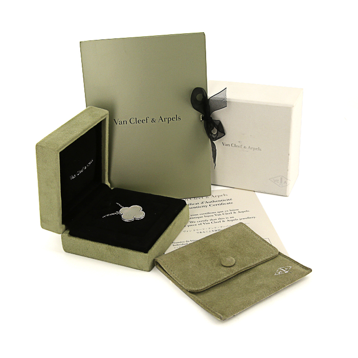 Collier Van Cleef & Arpels Magic Alhambra en or blanc et nacre blanche - Detail D2
