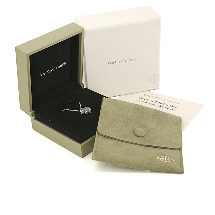 Van Cleef & Arpels Alhambra Vintage necklace in white gold and chalcedony - Detail D2