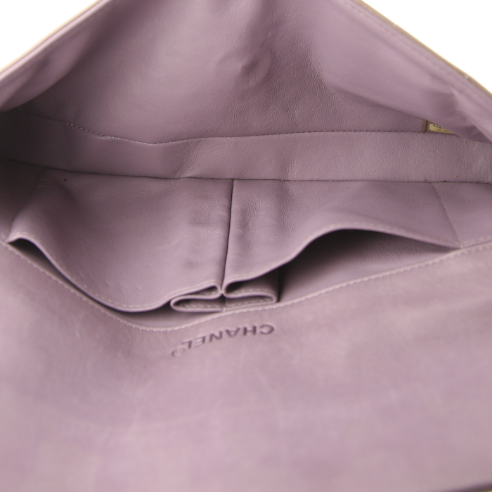 Bolso para llevar al hombro o en la mano Chanel Baguette en charol acolchado parma - Detail D2