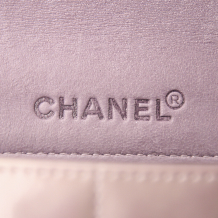 Bolso para llevar al hombro o en la mano Chanel Baguette en charol acolchado parma - Detail D3