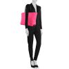 Shopping bag Louis Vuitton in tessuto monogram rosa e pelle nera - Detail D1 thumbnail