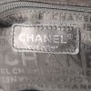 Bolso de mano Chanel Grand Shopping en tweed negro y blanco - Detail D3 thumbnail