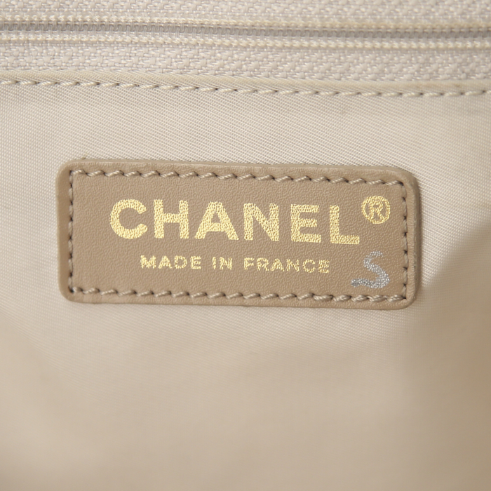 Shopping bag Chanel in tela siglata beige e pelle beige - Detail D3
