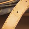 Sac bandoulière Louis Vuitton Saumur grand modèle en toile monogram et cuir naturel - Detail D5 thumbnail