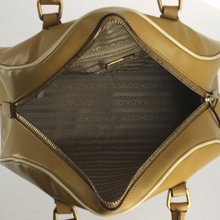 Prada handbag in brown leather and beige piping - Detail D2