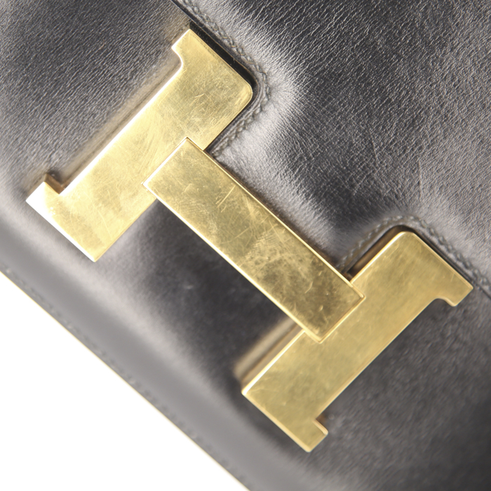 Hermes Constance bag worn on the shoulder or carried in the hand in black box leather - Detail D5