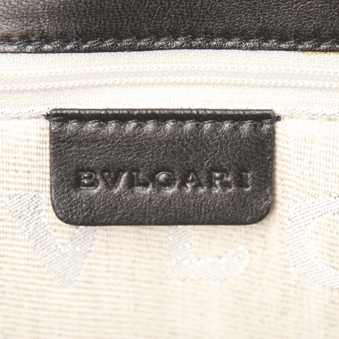 Bulgari Plissé bag worn on the shoulder or carried in the hand in black leather - Detail D3