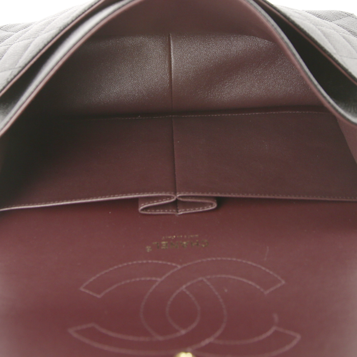 Bolso de mano Chanel Timeless jumbo en cuero granulado acolchado negro - Detail D3