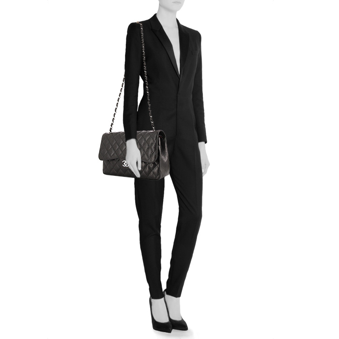 Bolso de mano Chanel Timeless jumbo en cuero granulado acolchado negro - Detail D2