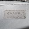 Sac bandoulière Chanel Boy en cuir grainé matelassé noir - Detail D4 thumbnail