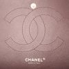 Bolso de mano Chanel Timeless jumbo en cuero acolchado negro - Detail D4 thumbnail