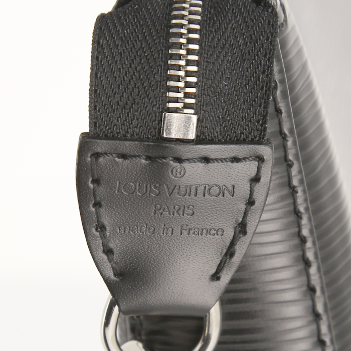 Pochette Louis Vuitton Pochette accessoires en cuir épi noir - Detail D3