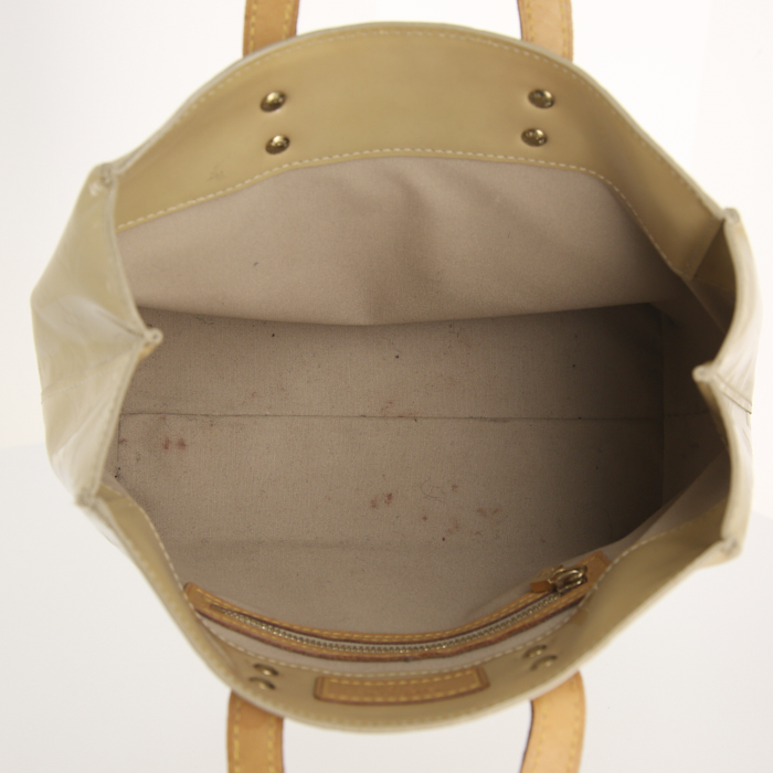 Sac à main Louis Vuitton Reade petit modèle en cuir vernis monogram beige - Detail D2