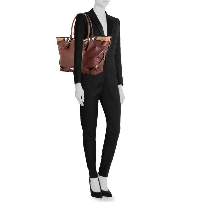 Burberry shopping bag in brown leather and Haymarket canvas - Detail D1