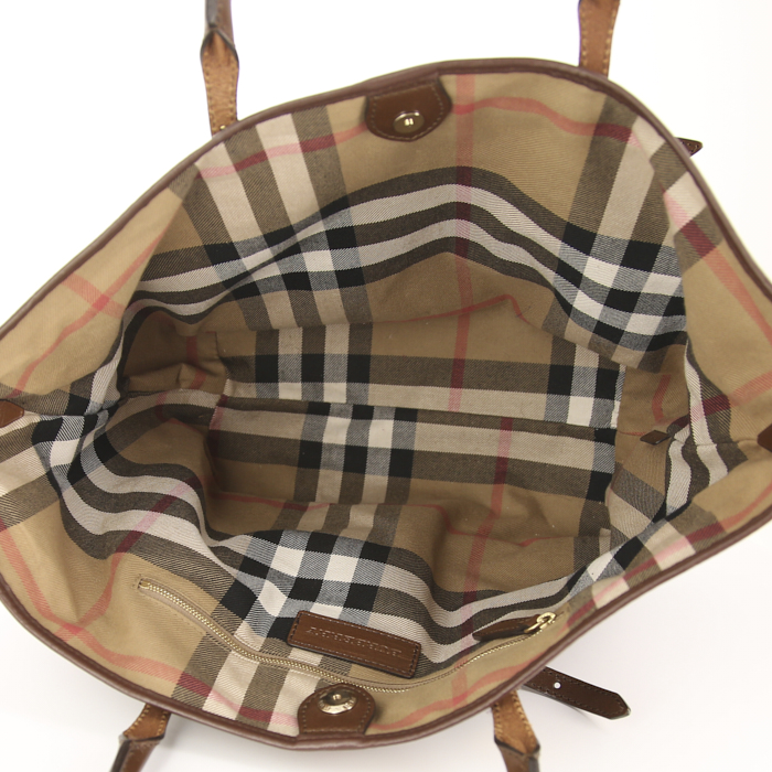 Bolso Cabás Burberry en cuero color camel y lona Haymarket - Detail D2