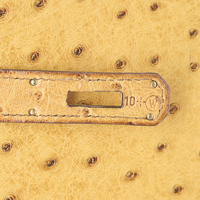 Bolso de mano Hermes Kelly 35 cm en avestruz color oro - Detail D5
