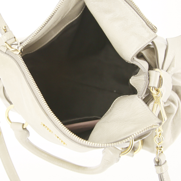 Bolso bandolera Miu Miu Vitello modelo pequeño en cuero beige - Detail D3