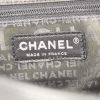 Bolso para llevar al hombro o en la mano Chanel Petit Shopping en cuero esmaltado negro y cuero negro - Detail D4 thumbnail