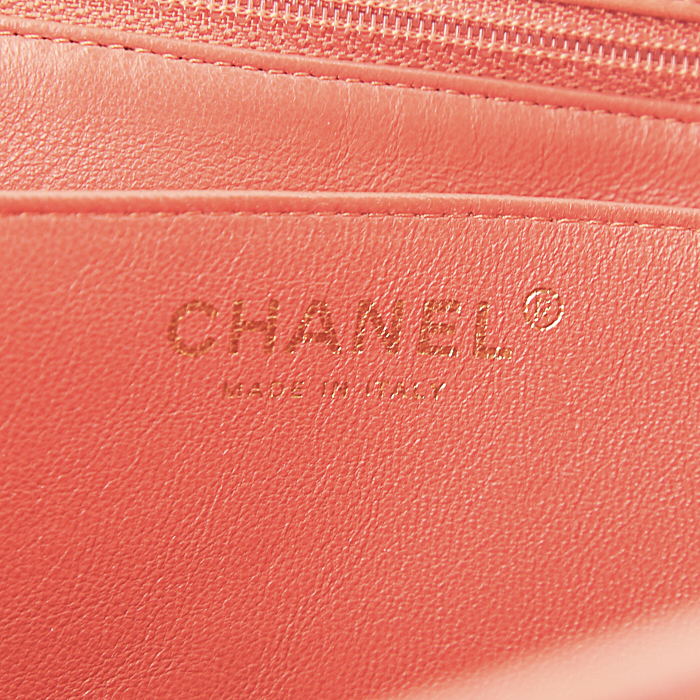 Sac à main Chanel Timeless Maxi Jumbo en cuir matelassé corail - Detail D4