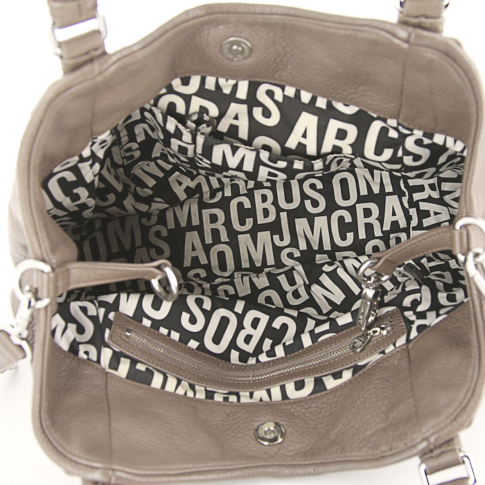 Marc Jacobs handbag in taupe grained leather - Detail D3