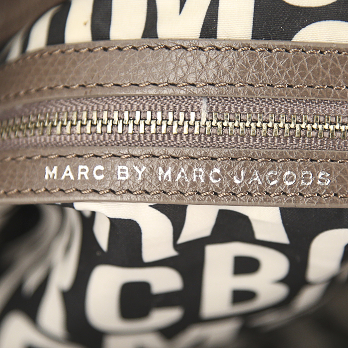 Marc Jacobs handbag in taupe grained leather - Detail D4