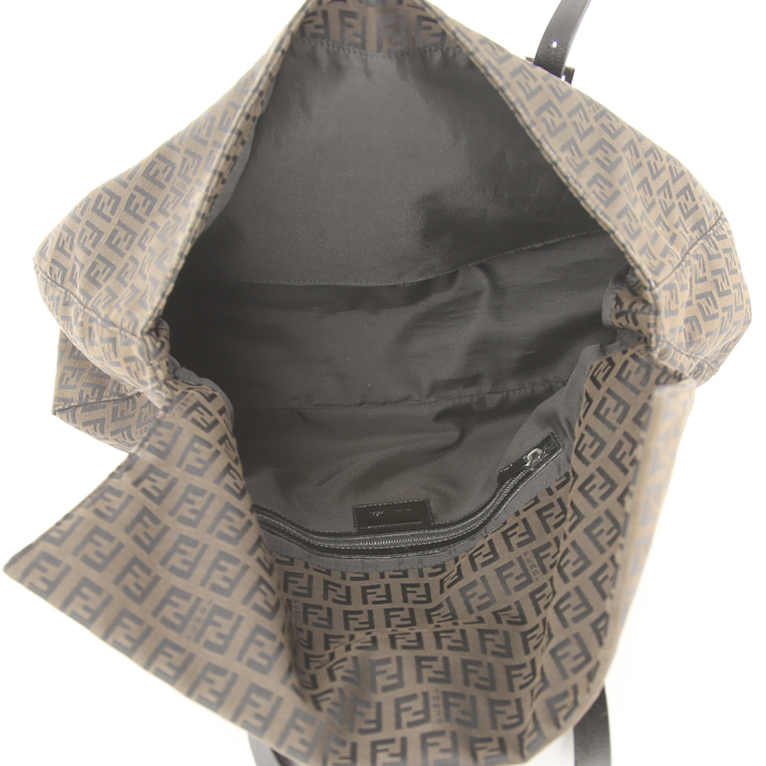 Bolso de mano Fendi en lona Monogram marrón y negra y cuero negro - Detail D2