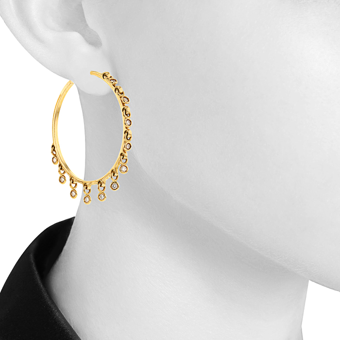 Paire de créoles Dior Coquine grand modèle en or jaune et diamants - Detail D1