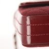 Sac à main Chanel East West en toile matelassée rouge et cuir vernis rouge - Detail D4 thumbnail