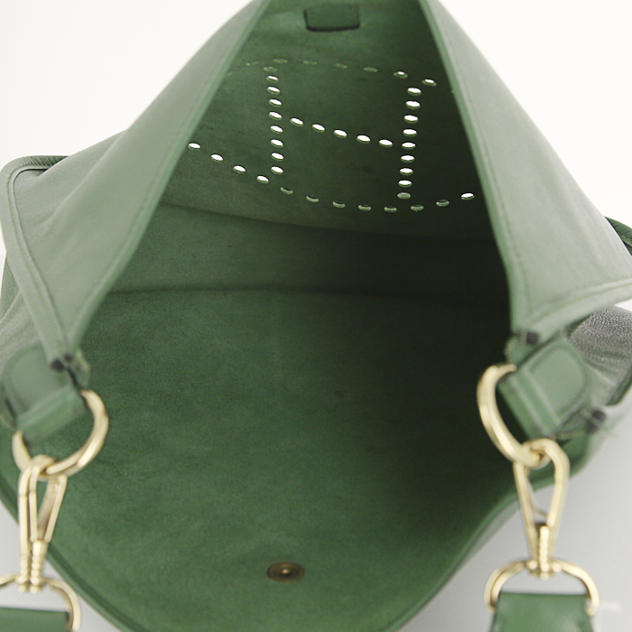 Bolso bandolera Hermes Evelyne modelo mediano en cuero epsom verde - Detail D2