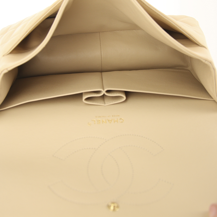 Bolso bandolera Chanel Timeless jumbo en cuero acolchado beige - Detail D3
