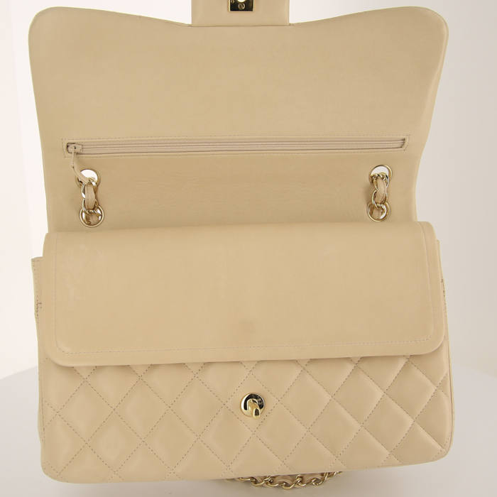 Sac bandoulière Chanel Timeless jumbo en cuir matelassé beige - Detail D5