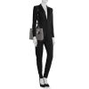 Bolso de mano Dior Lady Dior modelo mediano en lona cannage gris y charol negro - Detail D1 thumbnail