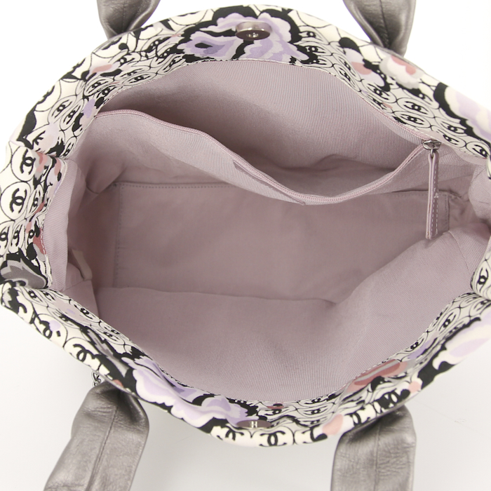 Chanel Petit Shopping shopping bag in pink, black, purple and white multicolor logo canvas and parma leather - Detail D2