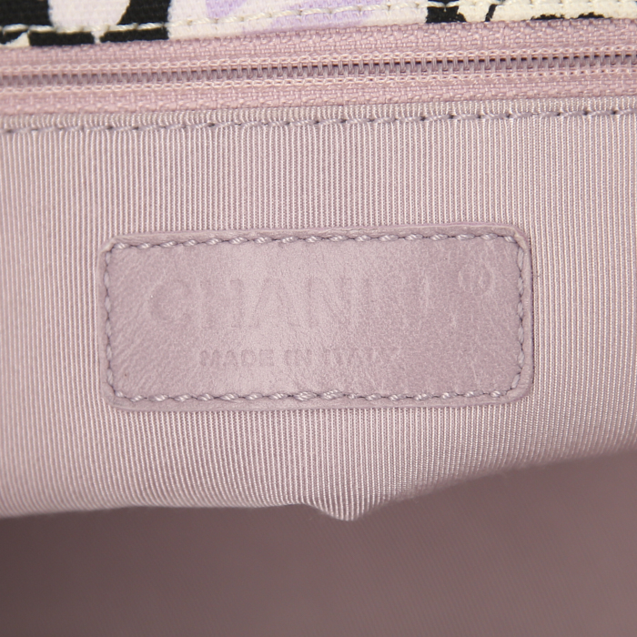 Bolso Cabás Chanel Petit Shopping en lona monogram multicolor rosa, negra, violeta y blanca y cuero parma - Detail D3