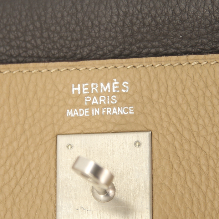 Hermes Kelly 35 cm handbag in beige clay, beige and brown tricolor togo leather - Detail D4
