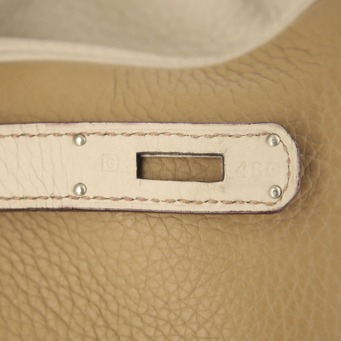 Hermes Kelly 35 cm handbag in beige clay, beige and brown tricolor togo leather - Detail D5