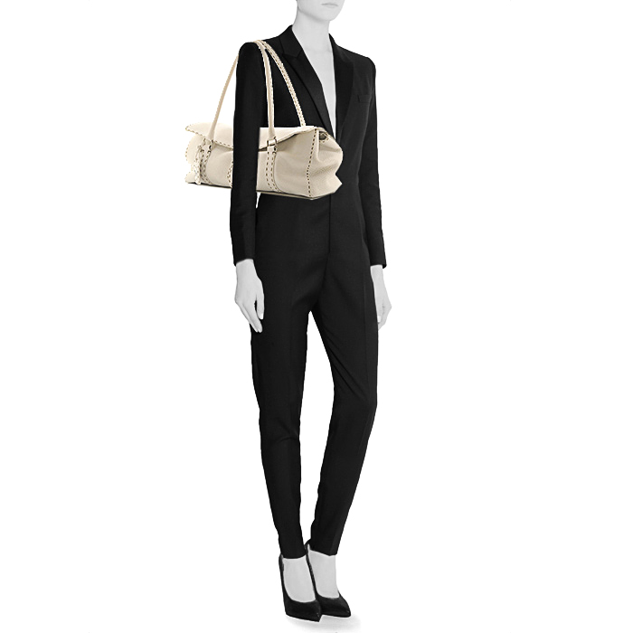 Fendi Selleria bag worn on the shoulder or carried in the hand in white grained leather - Detail D1