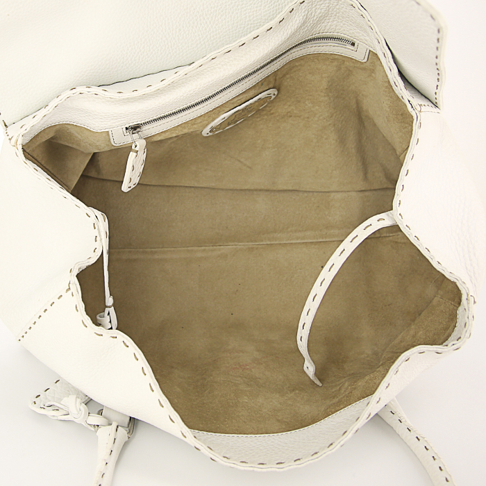 Fendi Selleria bag worn on the shoulder or carried in the hand in white grained leather - Detail D2