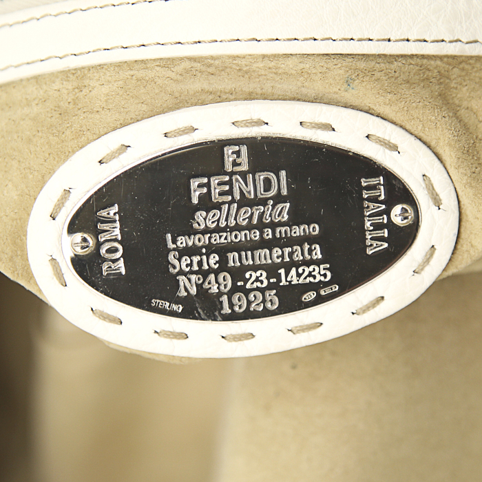 Bolso para llevar al hombro o en la mano Fendi Selleria en cuero granulado blanco - Detail D3