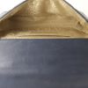 Sac bandoulière Chanel Choco bar en cuir matelassé bleu-gris - Detail D2 thumbnail