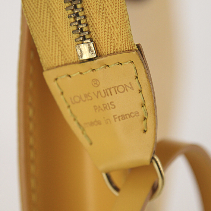 Louis Vuitton pouch in yellow epi leather - Detail D3