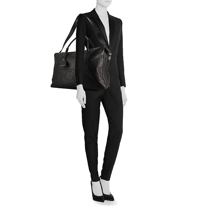 Chanel travel bag in black leather - Detail D1