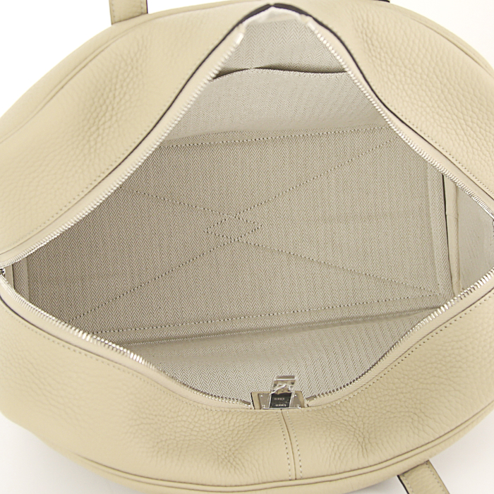 Bolso de mano Hermes Victoria en cuero togo color arena - Detail D2